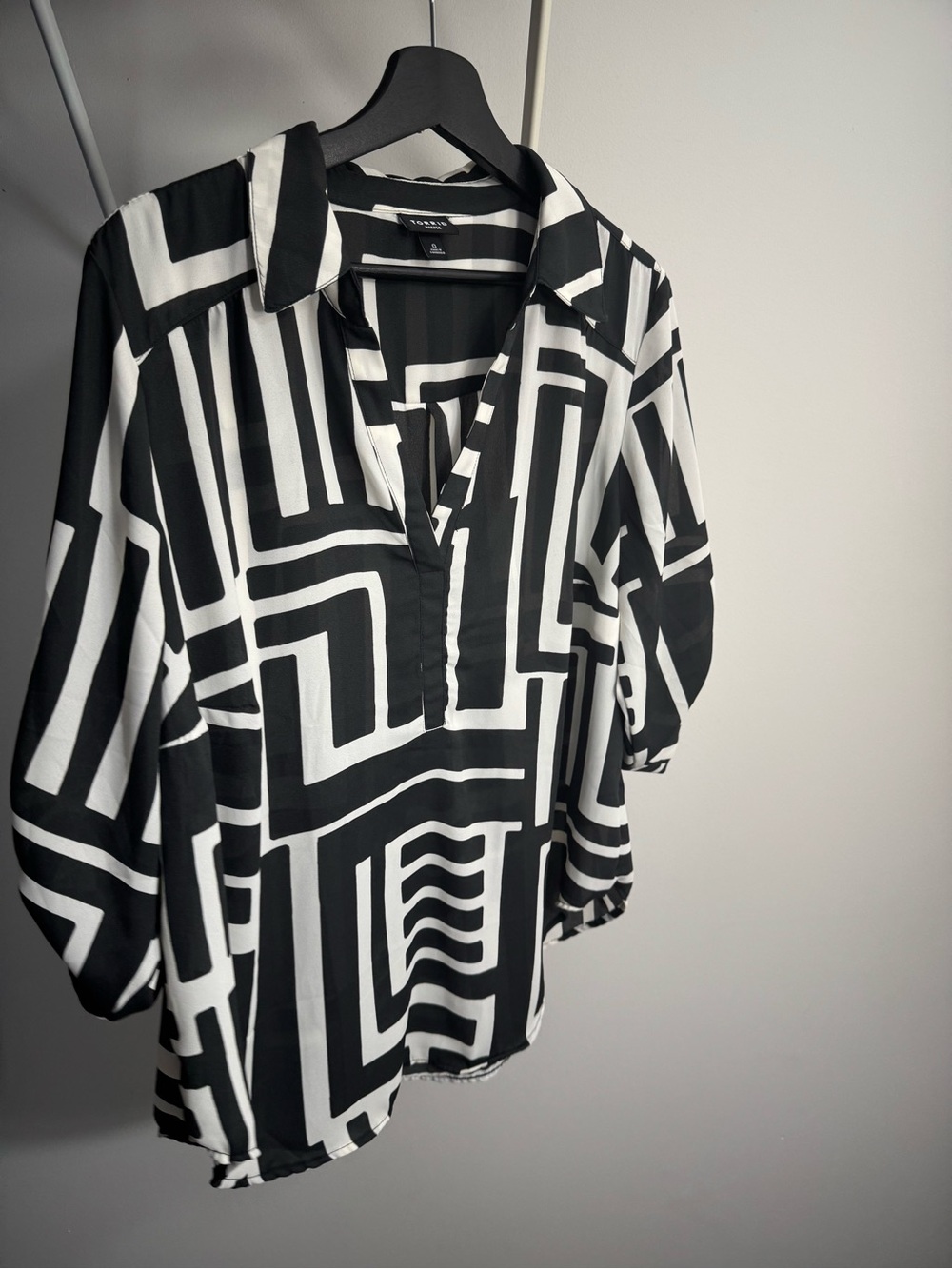 Torrid 3/4th Sleeve Black & White Geometric Split-Neck Blouse Size 0